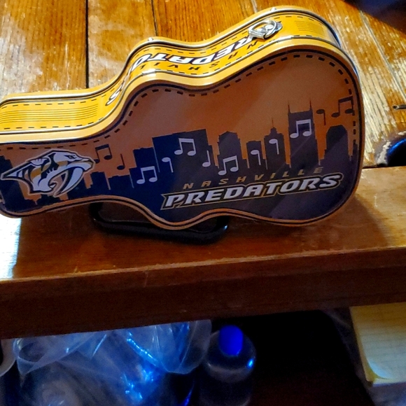 NASHVILLE PREDATORS GUITAR LINCH BOX - Picture 1 of 3